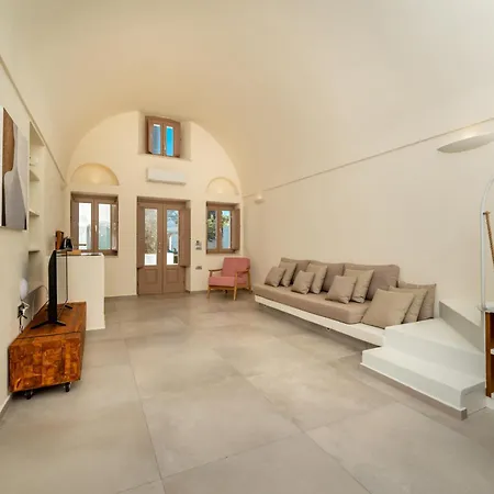 فيلة Finika Santorini