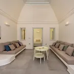 Finika Santorini Μεσαριά