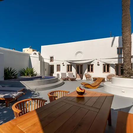 Finika Santorini Μεσαριά